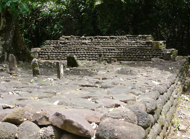 On Mo‘orea, 10 minutes from Tahiti by plane (30-45 minutes by ferry), the largest collection of maraes is in the Opunohu Valley. More than 550 structures have been uncovered, including more than 100 maraes. 