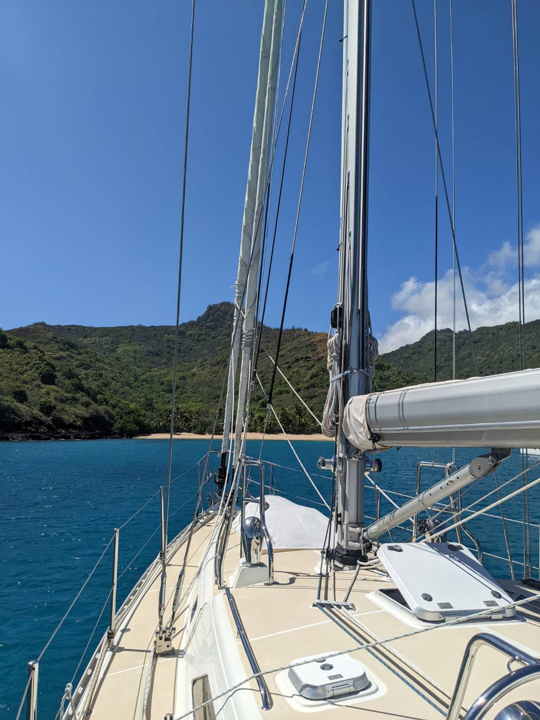 Horizon is now back in the water, Yay 😁 We can highly recommend the boatyard in Hiva Oa., they are very professional. We are now at anchor waiting for a weather window to sail to Makemo in the Tuamotus